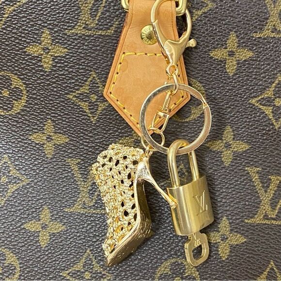 LOUIS VUITTON LOCK AND KEY ON GOLD TONE KEYCHAIN # 301 - Picture 4 of 8